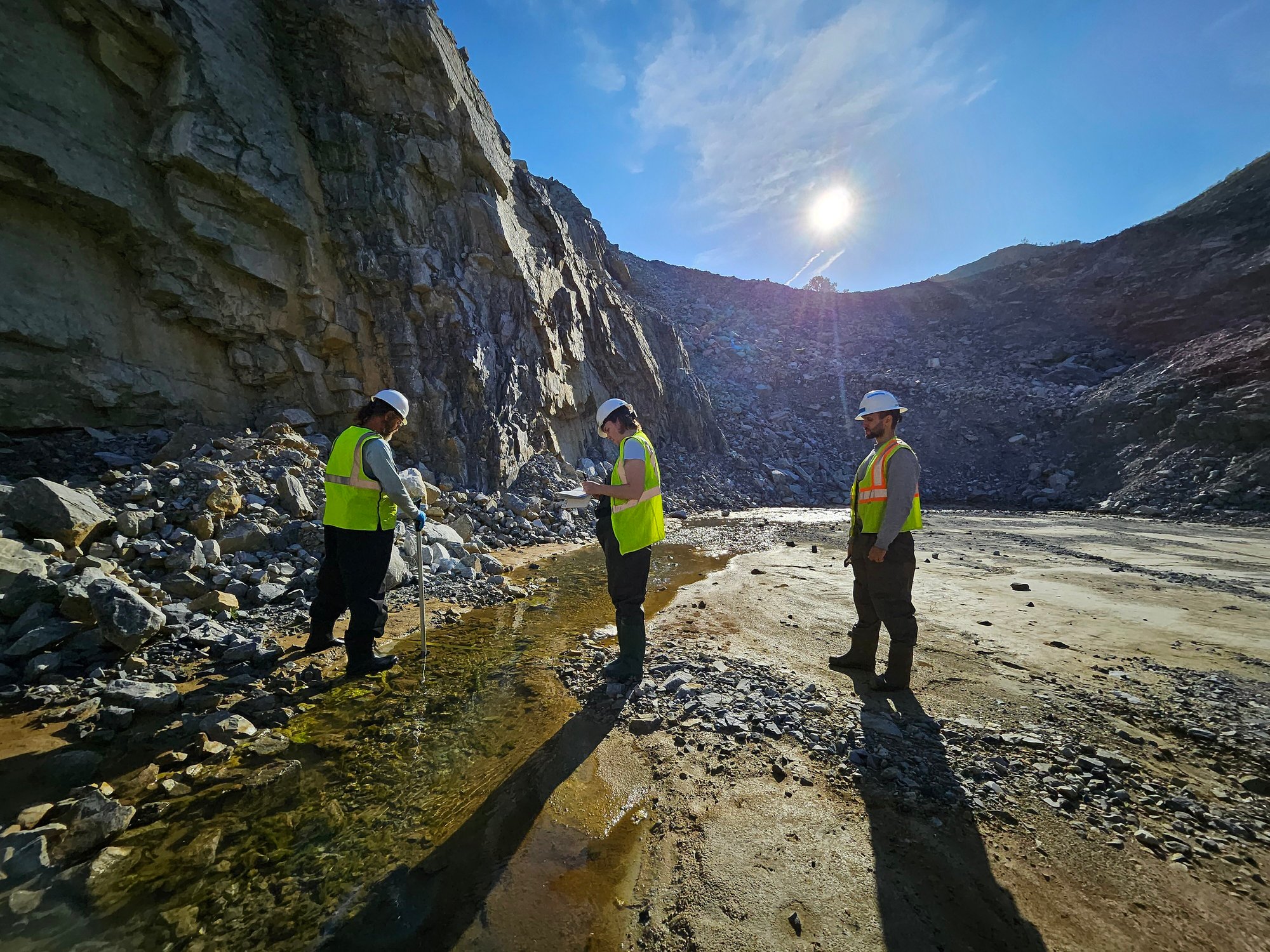 EARTHRES team measures water flow through a quarry.